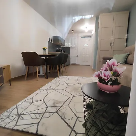 Toparti Elmenyek Lägenhet *